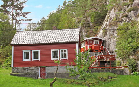 Laksevågen: Plante, Bygning, Vindue, Ejendom, Himmel, Naturlige Landskab, Hus, Træ, Træ, Sky