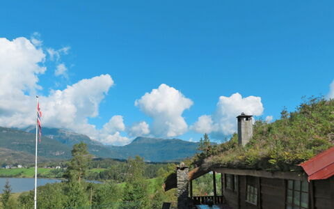 Anna: Sky, Himmel, Bjerg, Plante, Bygning, Highland, Træ, Vejbelægning, Asfalt, Cumulus