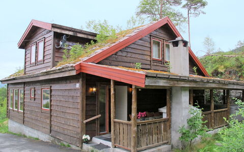Julie: Himmel, Plante, Bygning, Vindue, Træ, Hus, Træ, Sommerhus, Sidespor, Dør