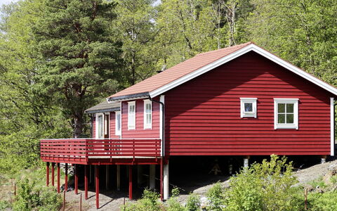 Rød Hytte: Plante, Bygning, Vindue, Hus, Træ, Træ, Land Lot, Sommerhus, Naturlige Landskab, Sidespor