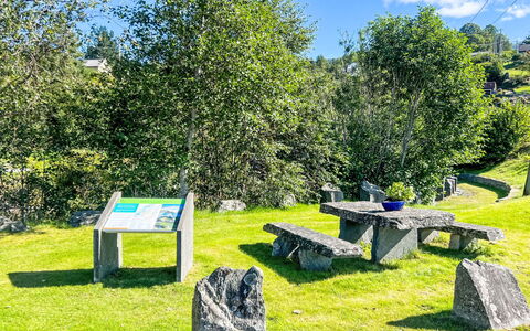 Blå Hytte: Græs, Busk, Udendørs Bench, Bænk, Bunddække, Picnic Bord, Udendørs Møbler, Have, Lawn, Parkere