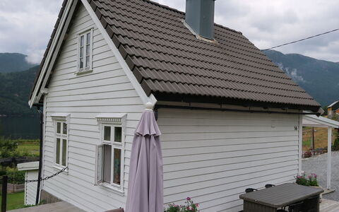 Ikjefjord: Sky, Plante, Himmel, Bygning, Ejendom, Vindue, Hus, Træ, Arkitektur, Land Lot