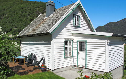 Ikjefjord: Plante, Bygning, Himmel, Vindue, Ejendom, Hus, Land Lot, Træ, Sommerhus, Græs