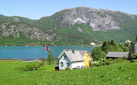 Ikjefjord: Himmel, Vand, Plante, Bjerg, Grøn, Naturlige Landskab, Hus, Highland, Land Lot, Græs