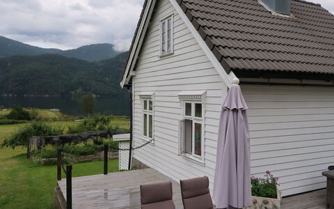 Ikjefjord: Plante, Sky, Ejendom, Bygning, Vindue, Himmel, Blomsterkrukke, Hus, Træ, Land Lot