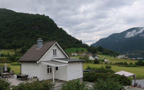 Ikjefjord: Sky, Himmel, Plante, Bjerg, Ejendom, Bygning, Vindue, Træ, Highland, Hus