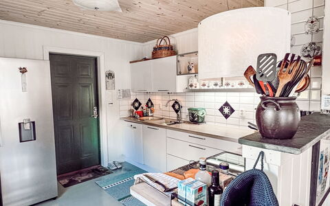 Villa Esefjord: Ejendom, Bygning, Cabinetry, Countertop, Belysning, Indretning, Køkken, Komfur, Hus, Køkken Apparat