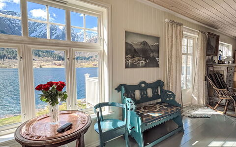 Villa Esefjord: Møbel, Plante, Ejendom, Bord, Vindue, Bygning, Blomsterkrukke, Stueplante, Etage, Indretning