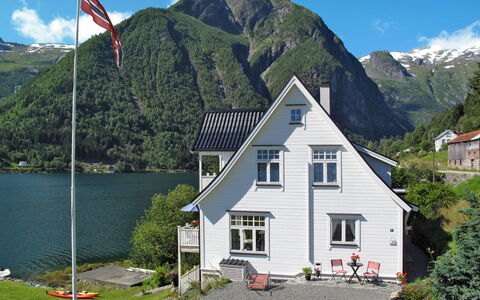 Villa Esefjord: Himmel, Sky, Vand, Bygning, Plante, Ejendom, Bjerg, Vindue, Hus, Sommerhus