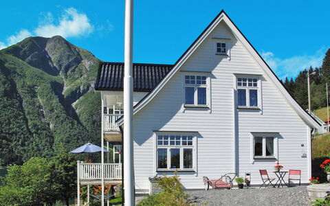 Villa Esefjord: Plante, Himmel, Sky, Ejendom, Bygning, Vindue, Hus, Land Lot, Græs, Hældning
