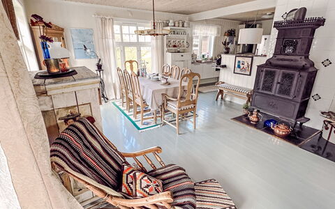 Villa Esefjord: Belysning, Stue, Indretning, Gulvbelægning, Etage, Træ, Ejendom, Billedramme, Hårdttræ, Dekoration