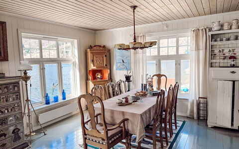Villa Esefjord: Bord, Møbel, Ejendom, Billedramme, Træ, Stol, Belysning, Indretning, Vindue, Etage