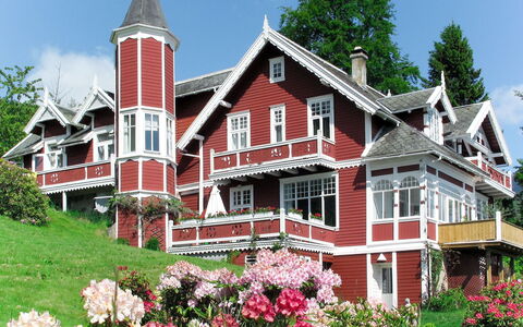 Villa Lorna: Plante, Himmel, Bygning, Blomst, Ejendom, Vindue, Træ, Hus, Ejendom, Sommerhus