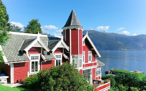 Villa Lorna: Himmel, Plante, Bygning, Sky, Vand, Vindue, Hus, Træ, Græs, Sommerhus