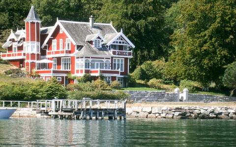 Villa Lorna: Vand, Plante, Bygning, Ejendom, Træ, Hus, Vindue, Sø, Vandløb, Bank
