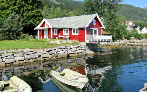 Naustet: Vand, Båd, Bygning, Himmel, Vandfartøjer, Plante, Køretøj, Natur, Vindue, Hus