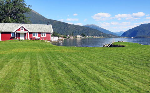 Naustet: Himmel, Vand, Sky, Plante, Ejendom, Grøn, Bygning, Bjerg, Natur, Naturlige Landskab