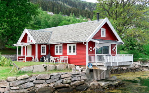 Naustet: Plante, Bygning, Vindue, Ejendom, Himmel, Træ, Hus, Vand, Naturlige Landskab, Sommerhus