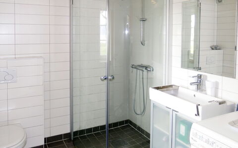 Naustet: Sanitærarmatur, Håndvask, Spejl, Tap, Bygning, Badeværelse, Bruser, Cabinetry, Dør
