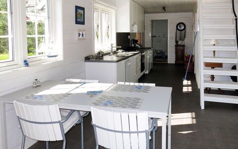 Naustet: Møbel, Bord, Cabinetry, Vindue, Bygning, Stol, Køkken, Couch, Træ, Etage