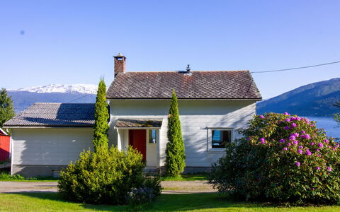 Tantestova: Plante, Himmel, Bygning, Vindue, Hus, Træ, Land Lot, Græs, Sommerhus, Boligområde