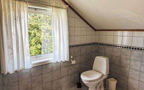 Tantestova: Ejendom, Vindue, Bygning, Toilet, Sanitærarmatur, Gardin, Toiletbræt, Badeværelse, Etage