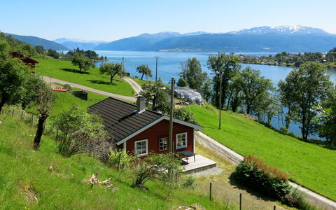 Pærehagen: Vand, Himmel, Plante, Bjerg, Ejendom, Bygning, Grøn, Naturligt Miljø, Naturlige Landskab, Træ