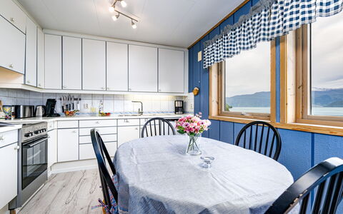 Hovsfjellet: Indretning, Hjem, Loft, Køkken, Lejlighed, Cabinetry, Stol, Countertop, Vindue Behandling, Bejdse