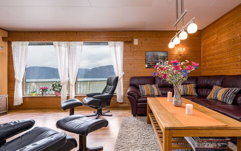 Hovsfjellet: Møbel, Indretning, Couch, Gulvbelægning, Træ, Stue, Etage, Loft, Trægulve, Bord