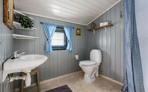 Granlien: Sanitærarmatur, Tap, Håndvask, Bygning, Spejl, Badeværelsesvask, Badeværelse, Purple, Indretning, Arkitektur
