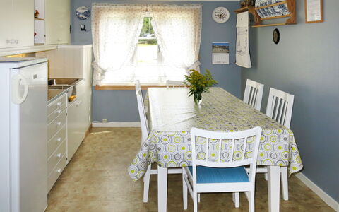 Øygårdsheia: Møbel, Ejendom, Cabinetry, Billedramme, Bord, Plante, Stol, Countertop, Træ, Indretning