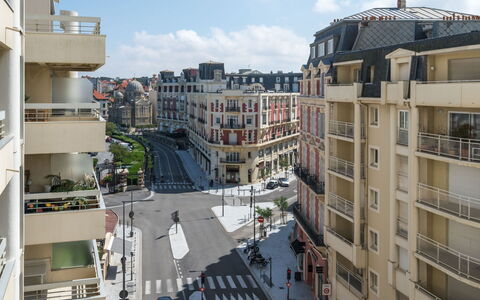Biarritz 180: Himmel, Daytime, Bygning, Ejendom, Sky, Vindue, Infrastruktur, Højhus, Urban Design, Kvarter