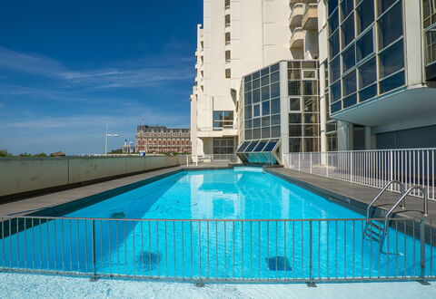 Biarritz 180: Vand, Bygning, Himmel, Azure, Svømmepøl, Vindue, Højhus, Ejerlejlighed, Rektangel, Urban Design