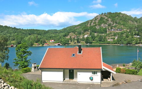 Naudøyna: Vand, Himmel, Sky, Plante, Ejendom, Natur, Sø, Bjerg, Træ, Hus