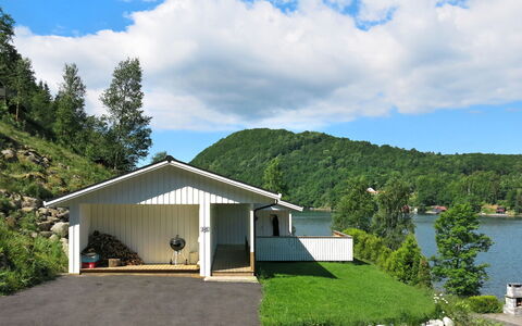Espeøya: Sky, Himmel, Plante, Ejendom, Bygning, Vand, Træ, Hus, Naturlige Landskab, Græs