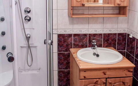 Eggum: Spejl, Badeværelsesskab, Sanitærarmatur, Håndvask, Cabinetry, Tap, Badeværelse, Badeværelsesvask, Purple