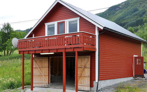 Naustet: Himmel, Sky, Plante, Bygning, Ejendom, Vindue, Træ, Træ, Hus, Græs