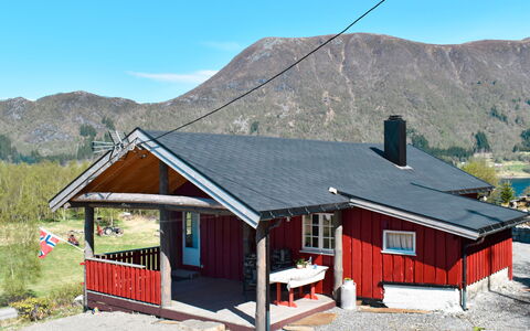 Lenebu: Himmel, Bjerg, Plante, Bygning, Ejendom, Vindue, Hus, Highland, Sommerhus, Sky