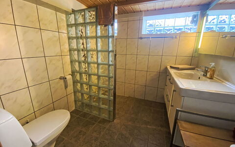 Lenebu: Ejendom, Håndvask, Indretning, Etage, Gulvbelægning, Væg, Træ, Badeværelse, Sanitærarmatur
