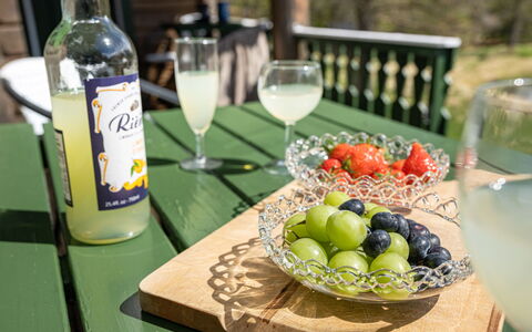 Fjellro: Mad, Bordservice, Flaske, Ingrediens, Frugt, Drinkware, Bord, Barware