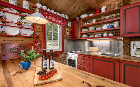 Fjellbris: Træ, Møbel, Indretning, Køkken, Gulvbelægning, Loft, Countertop, Cabinetry, Værelse, Bejdse