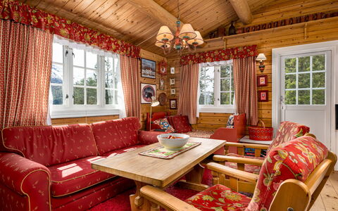 Fjellbris: Møbel, Indretning, Træ, Loft, Couch, Gulvbelægning, Hjem, Stue, Etage, Sommerhus