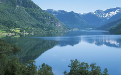 Fjellbris: Vand, Himmel, Bjerg, Sky, Azure, Træ, Naturlige Landskab, Sø, Highland, Vandløb