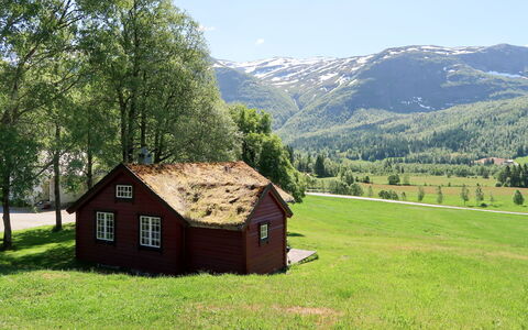 Haukedalspanorama: Himmel, Bjerg, Bygning, Plante, Træ, Naturlige Landskab, Hus, Vindue, Land Lot, Sommerhus