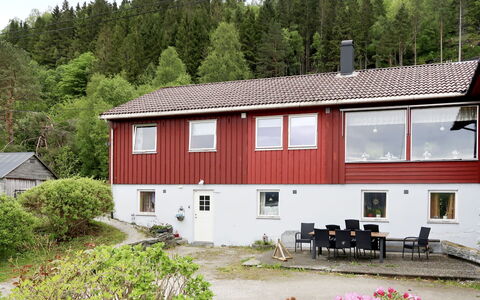 Mjellhaugen: Plante, Vindue, Ejendom, Himmel, Møbel, Bygning, Træ, Arkitektur, Hus, Træ