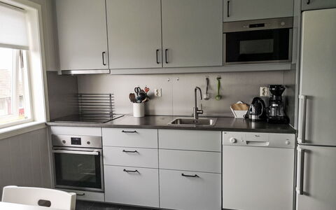 Mjellhaugen: Cabinetry, Countertop, Vindue, Køkkenvask, Håndvask, Hvid, Bygning, Køkken Apparat, Komfur, Køkken