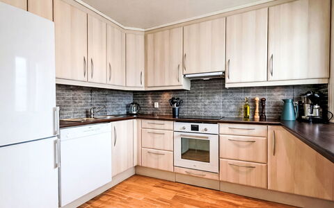 Rorbu: Cabinetry, Gulvbelægning, Træ, Køkken Apparat, Køkken, Større Bandage, Countertop, Etage, Indretning, Skuffe