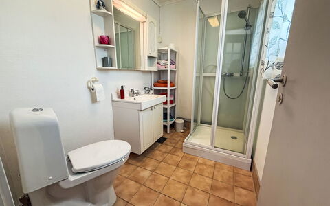 Kvamsvika: Toiletbræt, Sanitærarmatur, Etage, Toilet, Gulvbelægning, Håndvask, Vvs, Indretning, Badeværelsesvask, Badeværelse