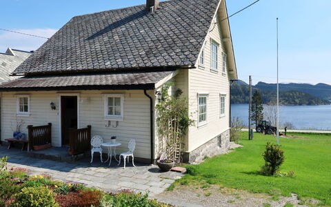 Kvamsvika: Himmel, Plante, Sky, Bygning, Vindue, Ejendom, Vand, Hus, Land Lot, Sommerhus