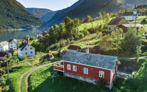 Johans Maria Stova: Vand, Bjerg, Himmel, Plante, Ejendom, Bygning, Grøn, Vindue, Naturlige Landskab, Natur
